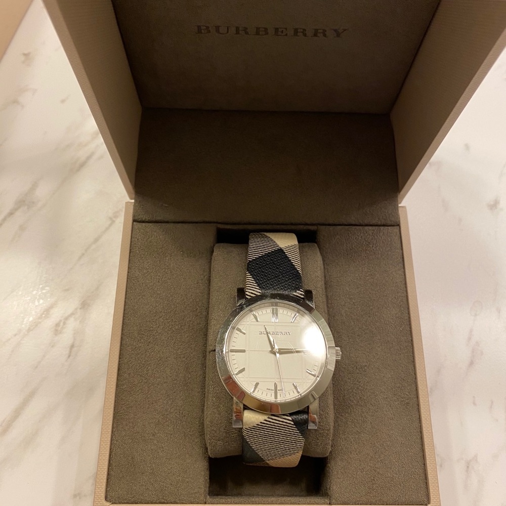 Burberry watch - Picture 2 of 4